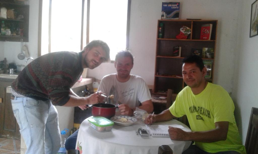 Hostal Henrry'S Otel Mindo Dış mekan fotoğraf